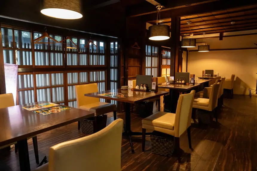 Old beams and kōshi lattice windows