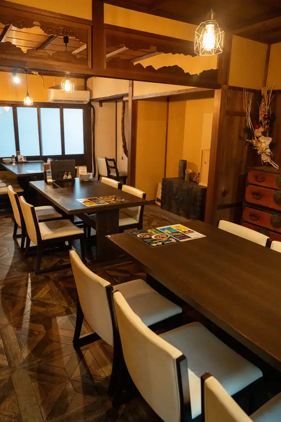 A carved ranma transom above the tables